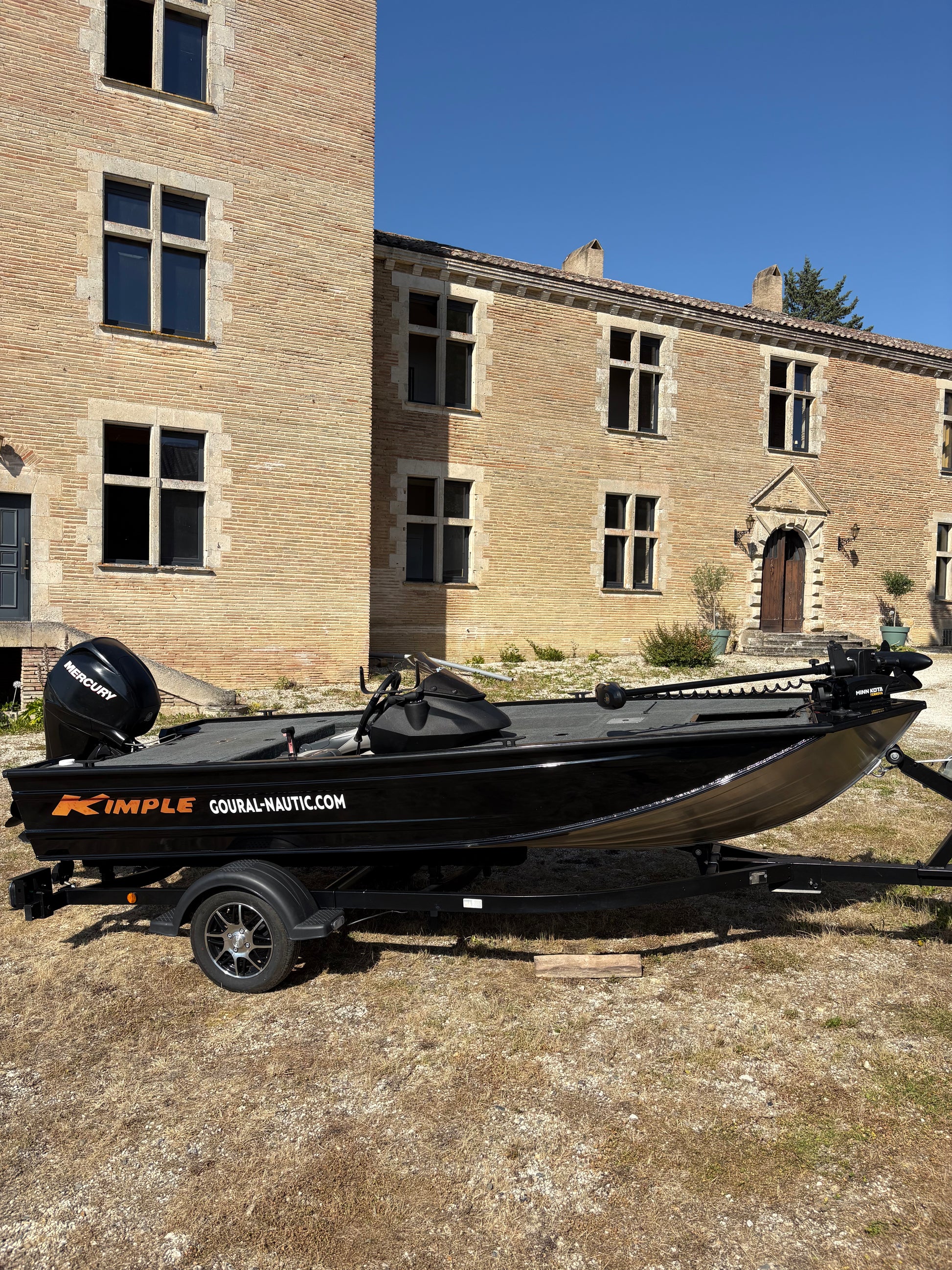 Remorque CBS B0560 Black Édition sous le bass boat Kimple K438